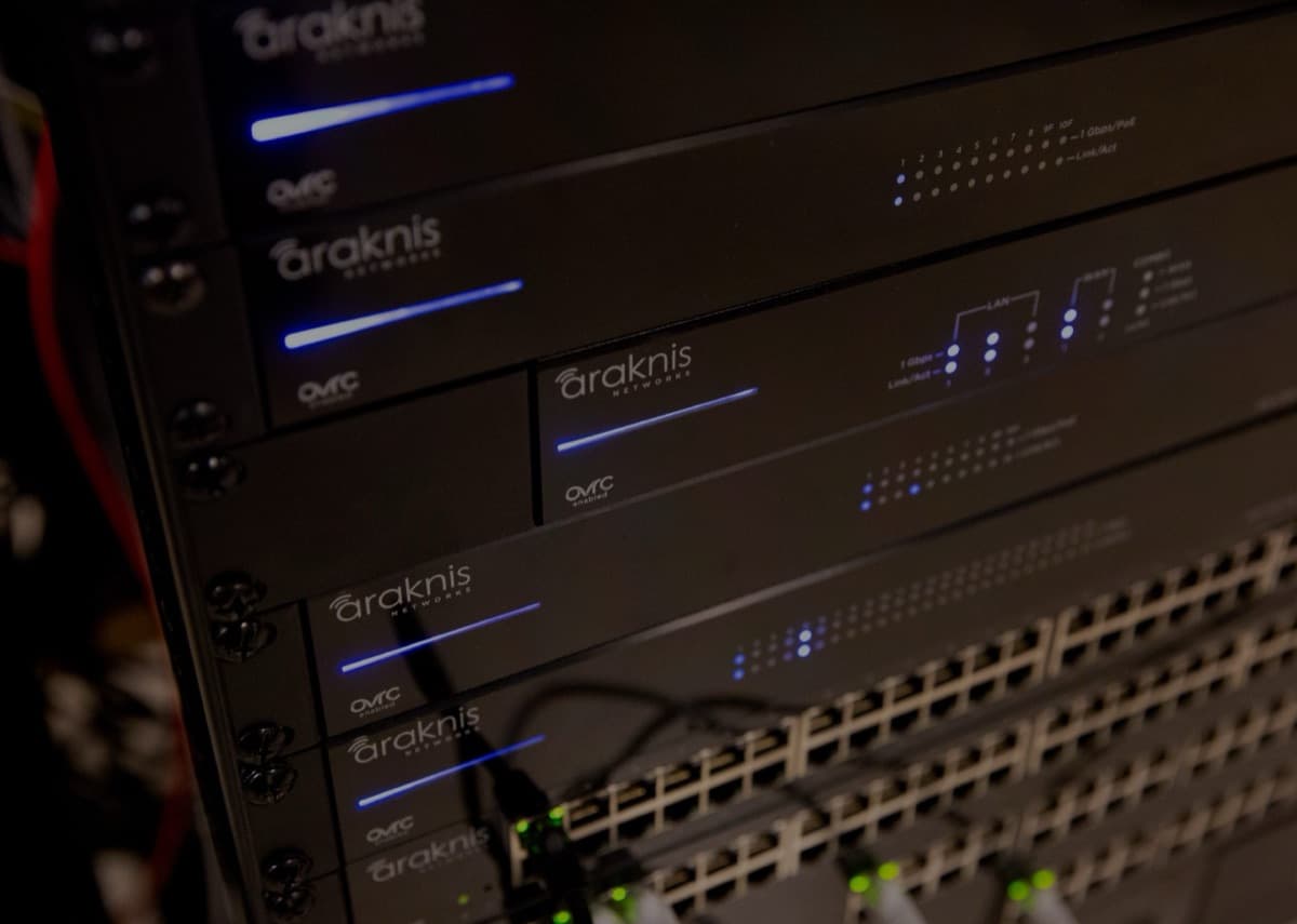 Detalle de puertos y luces de estado en un switch de red