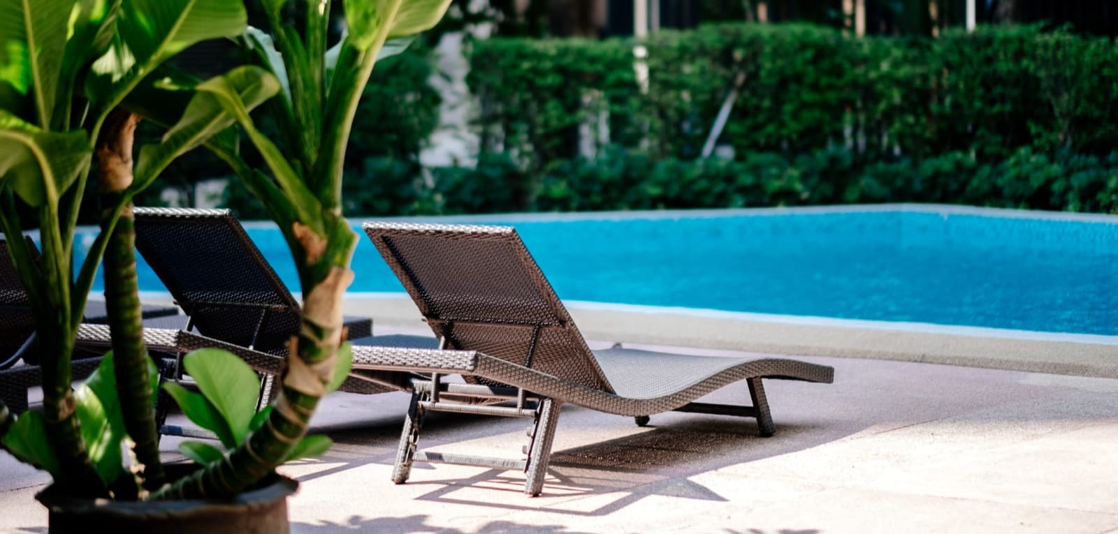 Living exterior con reposeras junto a la pileta
