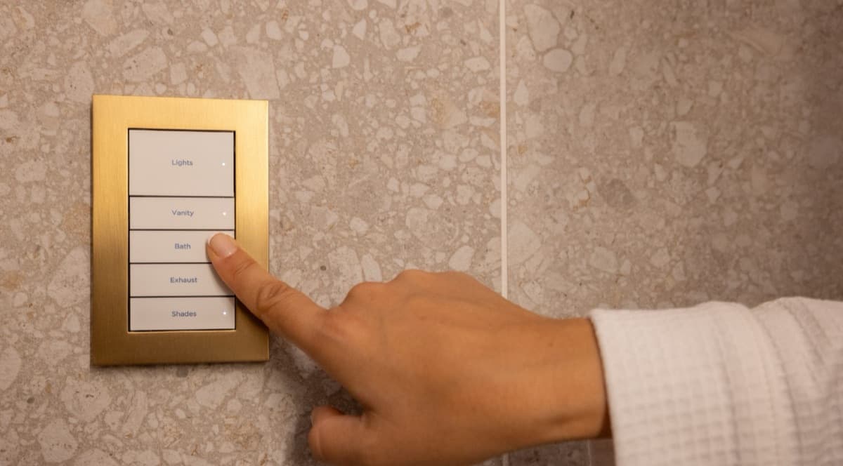 Teclado de pared con escenas de iluminación programadas