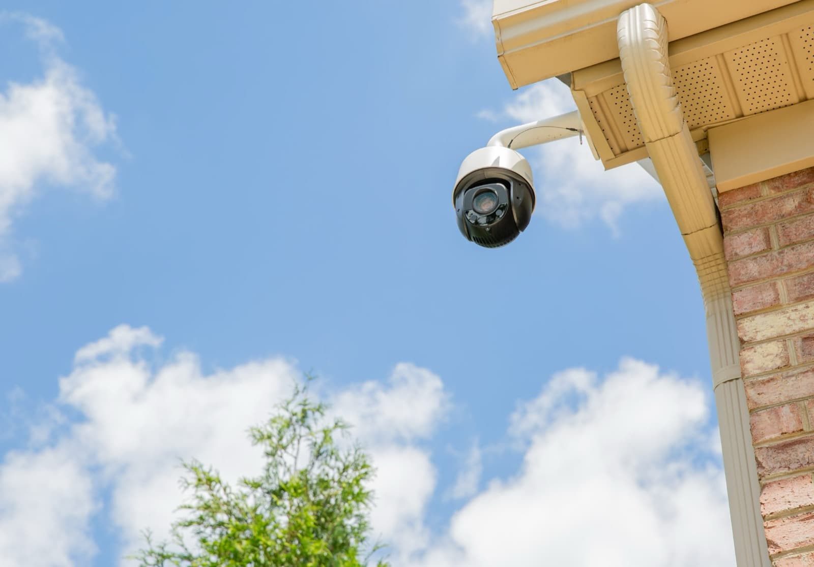 Cámara de seguridad IP instalada en el exterior de una casa por ForControl
